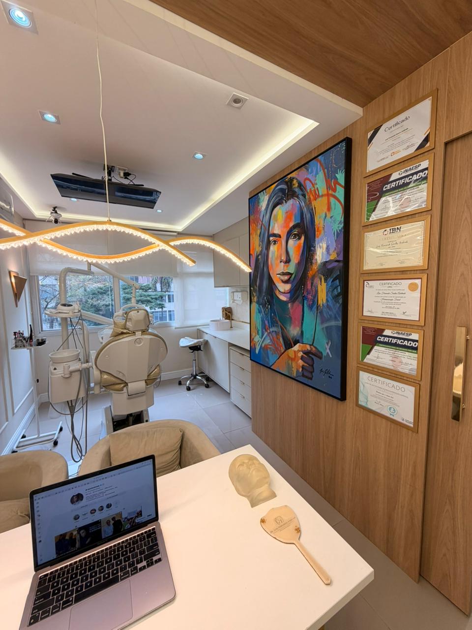 Consultório Dr. Luís Fernando — detalhe artístico
